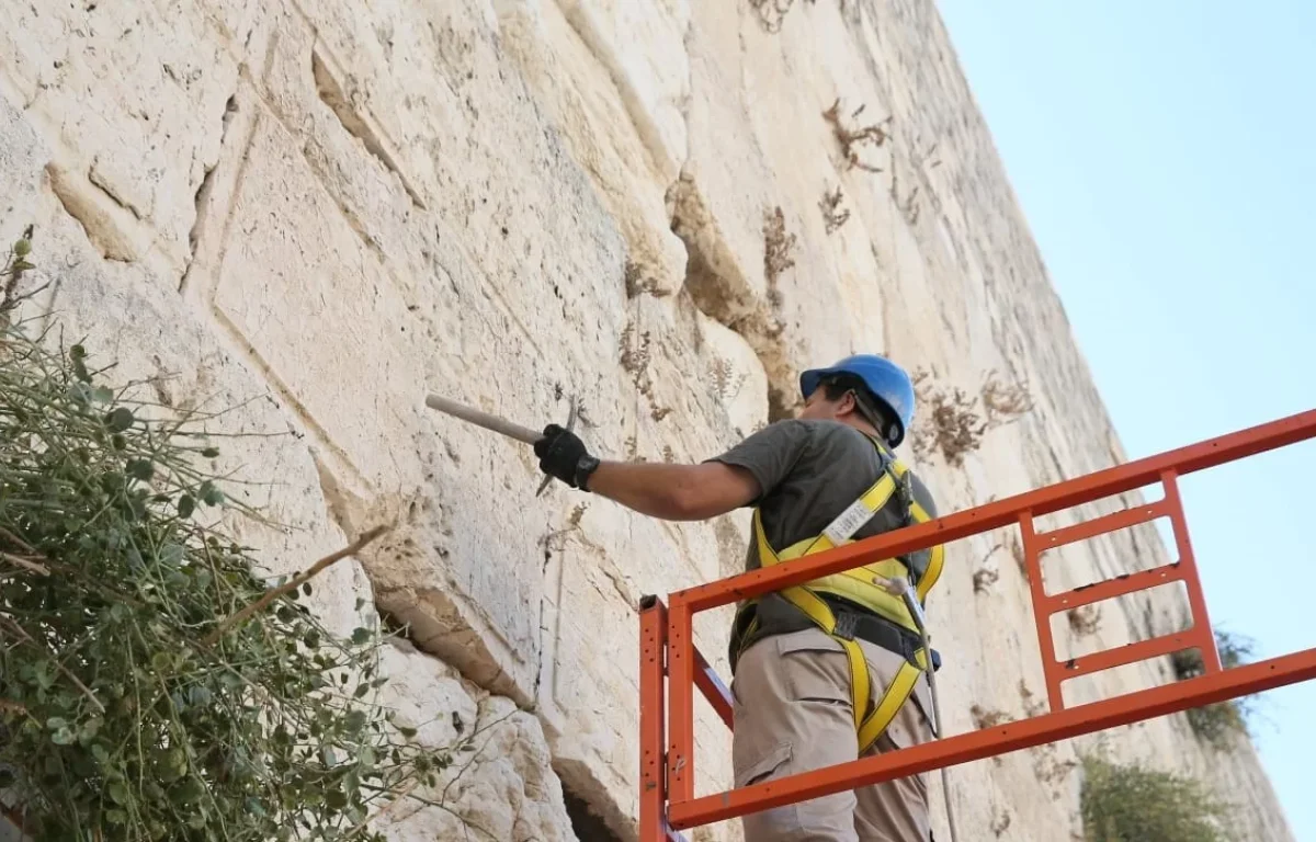 לקראת החגים: הבוקר בכותל המערבי: בדיקת תקינות אבני הכותל 