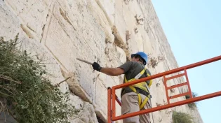 לקראת החגים: הבוקר בכותל המערבי: בדיקת תקינות אבני הכותל