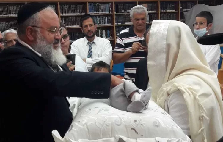 מעמד מרגש: הרב אילן גוזל זכה להשתתף בבריתו של אברהם. צפו מעמד מרגש: הרב אילן גוזל זכה להשתתף בבריתו של אברהם. צפו
