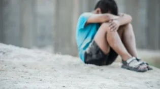 זוג הורים עם שישה ילדים בדירת חדר ואז נחתה עליהם המכה הקשה