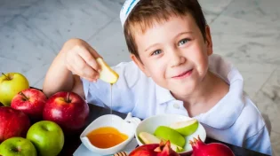 מה צריך לעשות בכדי לזכות לשנה טובה ומתוקה? הרב גוזל עונה