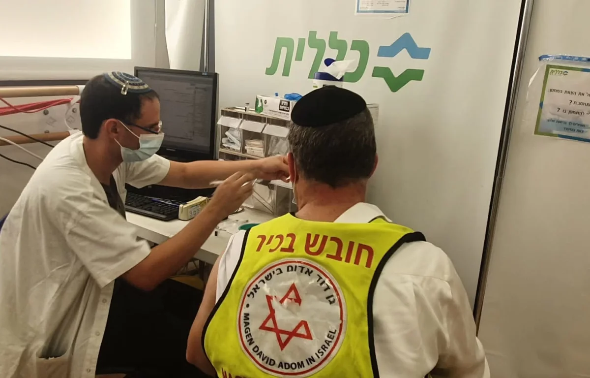 זכות קדימה לאנשי הרפואה והחירום: כללית מחסנת צוותים רפואיים 