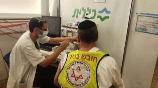 זכות קדימה לאנשי הרפואה והחירום: כללית מחסנת צוותים רפואיים 