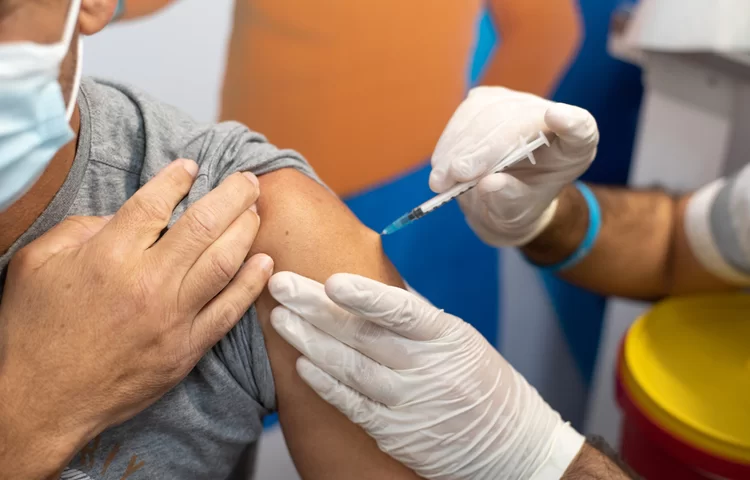 הוראה בחסידות גור: ילדים מגיל 12 ומעלה חייבים להתחסן הוראה בחסידות גור: ילדים מגיל 12 ומעלה חייבים להתחסן