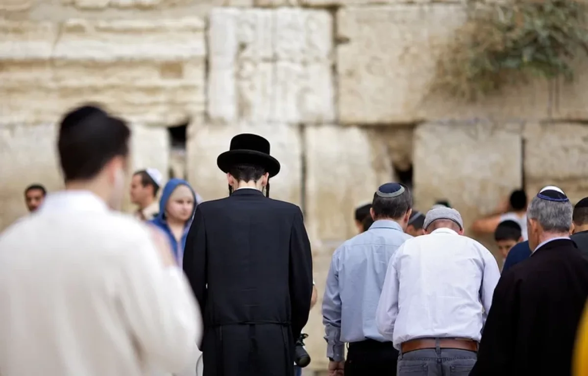 רבבות מתפללי הכותל יתקלו בקמפיין חדש נגד דיבורי חולין בתפילה