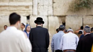 רבבות מתפללי הכותל יתקלו בקמפיין חדש נגד דיבורי חולין בתפילה