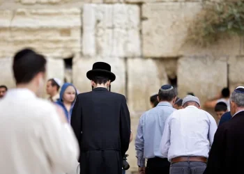 רבבות מתפללי הכותל יתקלו בקמפיין חדש נגד דיבורי חולין בתפילה