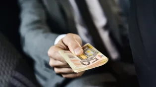 הדרך שבה ראש ישיבת פונביז' היה מחזיר חובות בתאריך שהתבקש