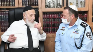 תיעוד: מפכ"ל המשטרה ביקר אצל הגר"ח קנייבסקי והגר"ש כהן