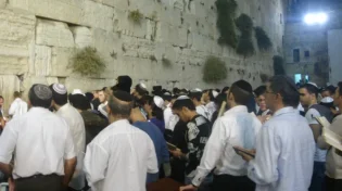 מה יותר חשוב: תיקון חצות, סליחות או תפילה בנץ?