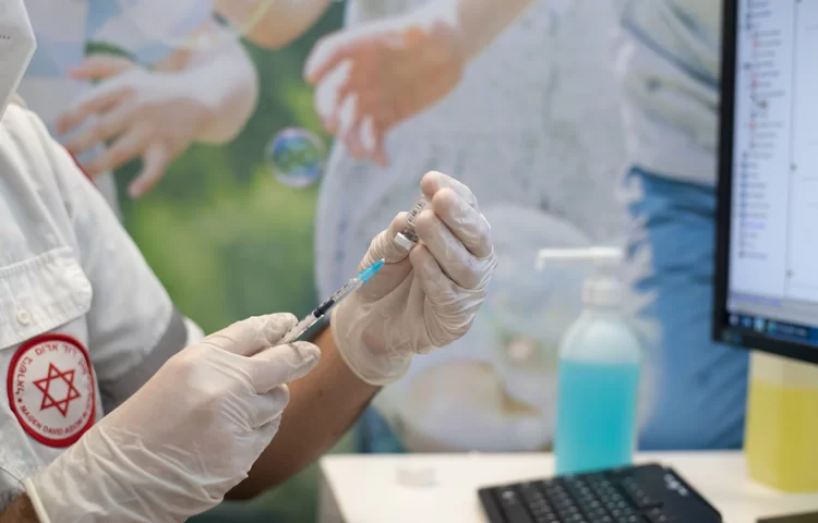 אביו של האברך שנפטר, למתנגדי החיסונים: "הם מסכנים חיים" אביו של האברך שנפטר, למתנגדי החיסונים: "הם מסכנים חיים"