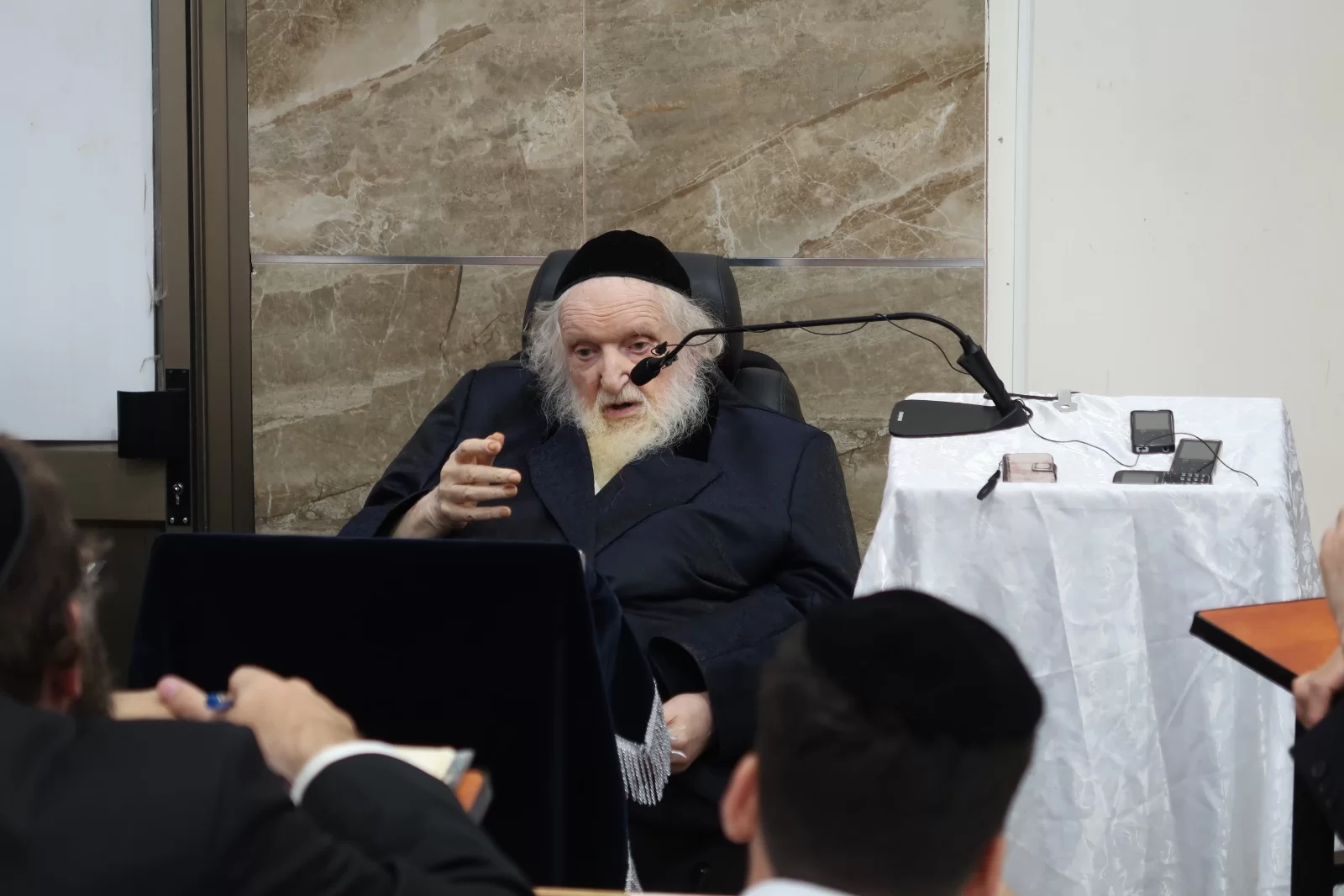 צפו: זקן הפוסקים שוחרר מבית החולים וחזר למסור שיעור בישיבתו צפו: זקן הפוסקים שוחרר מבית החולים וחזר למסור שיעור בישיבתו