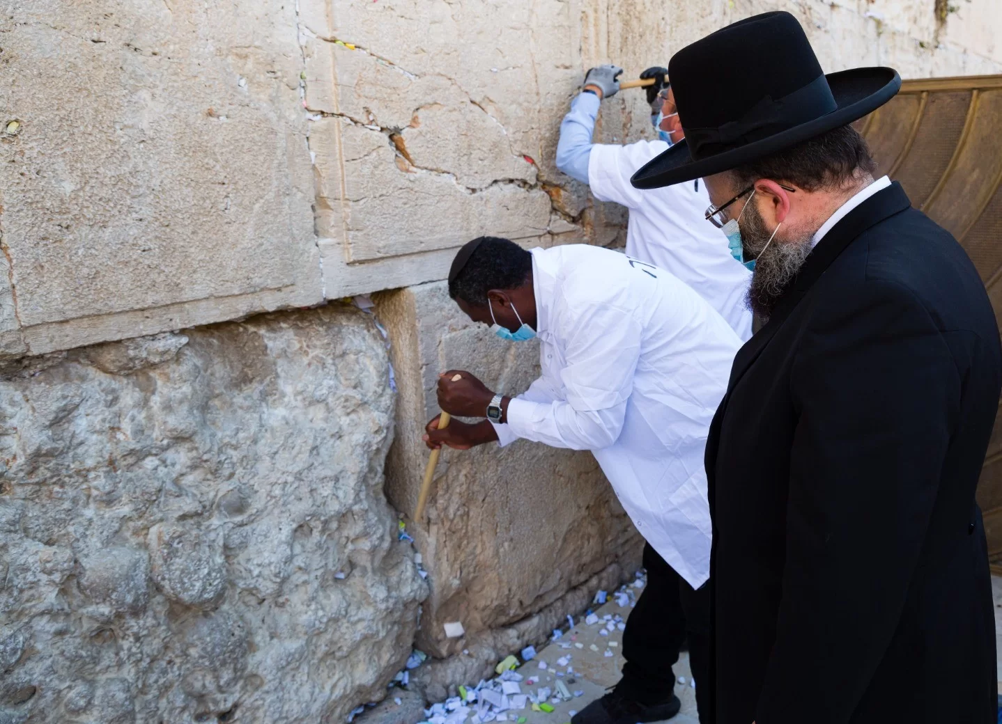 צפו: כמדי ערב חג: פונו הפתקים קירות הכותל המערבי צפו: כמדי ערב חג: פונו הפתקים קירות הכותל המערבי