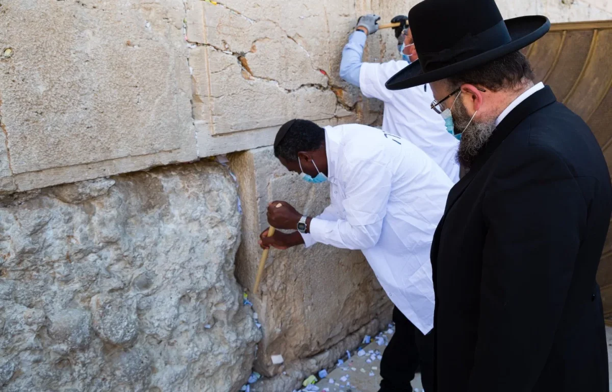 צפו: כמדי ערב חג: פונו הפתקים קירות הכותל המערבי