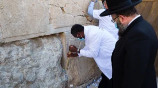 צפו: כמדי ערב חג: פונו הפתקים קירות הכותל המערבי