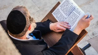 ערבים זה לזה: האם אפשר להוציא חבר בברכת הגומל?