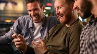 הרב גלזר בבדיחה על בעל שתמיד הסתכל על תמונה של אשתו