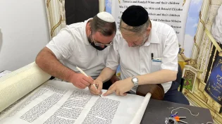 הושלם ספר התורה לזכרו של דני גונן הי"ד שנרצח בפיגוע בבנימין 