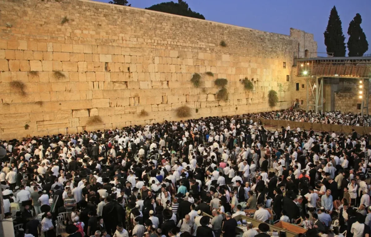 היערכות שיא להגעת אלפים הערב לסליחות ברחבת הכותל המערבי