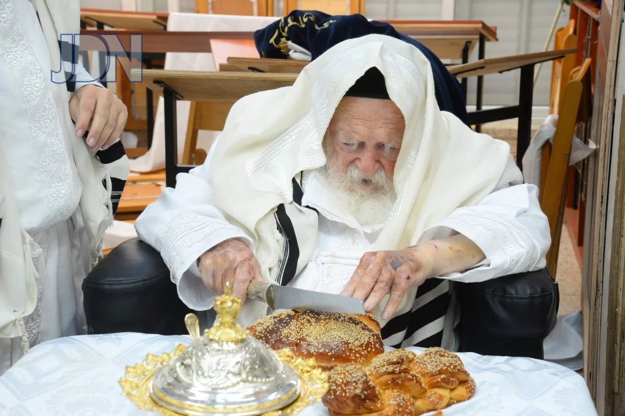 מחיל אל חיל: מרן שר התורה הגר"ח קנייבסקי בצאת היום הקדוש מחיל אל חיל: מרן שר התורה הגר"ח קנייבסקי בצאת היום הקדוש