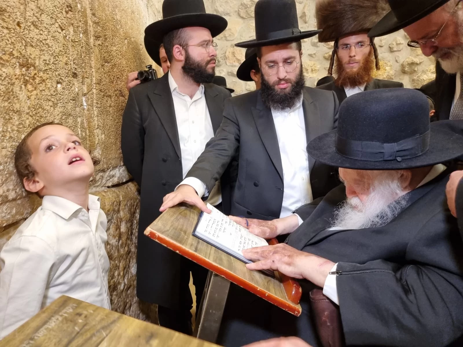 צפו בתיעוד: מרן שר התורה הגר"ח קנייבסקי בלימוד בסוכתו צפו בתיעוד: מרן שר התורה הגר"ח קנייבסקי בלימוד בסוכתו