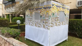 "אדם שיושב בסוכה זוכה לשלוש מתנות גדולות"