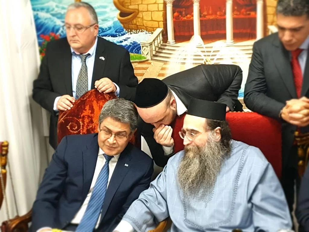 שמחת בית השואבה: אורחים חשובים ונשיא הגיעו לסוכת האדמו"ר שמחת בית השואבה: אורחים חשובים ונשיא הגיעו לסוכת האדמו"ר