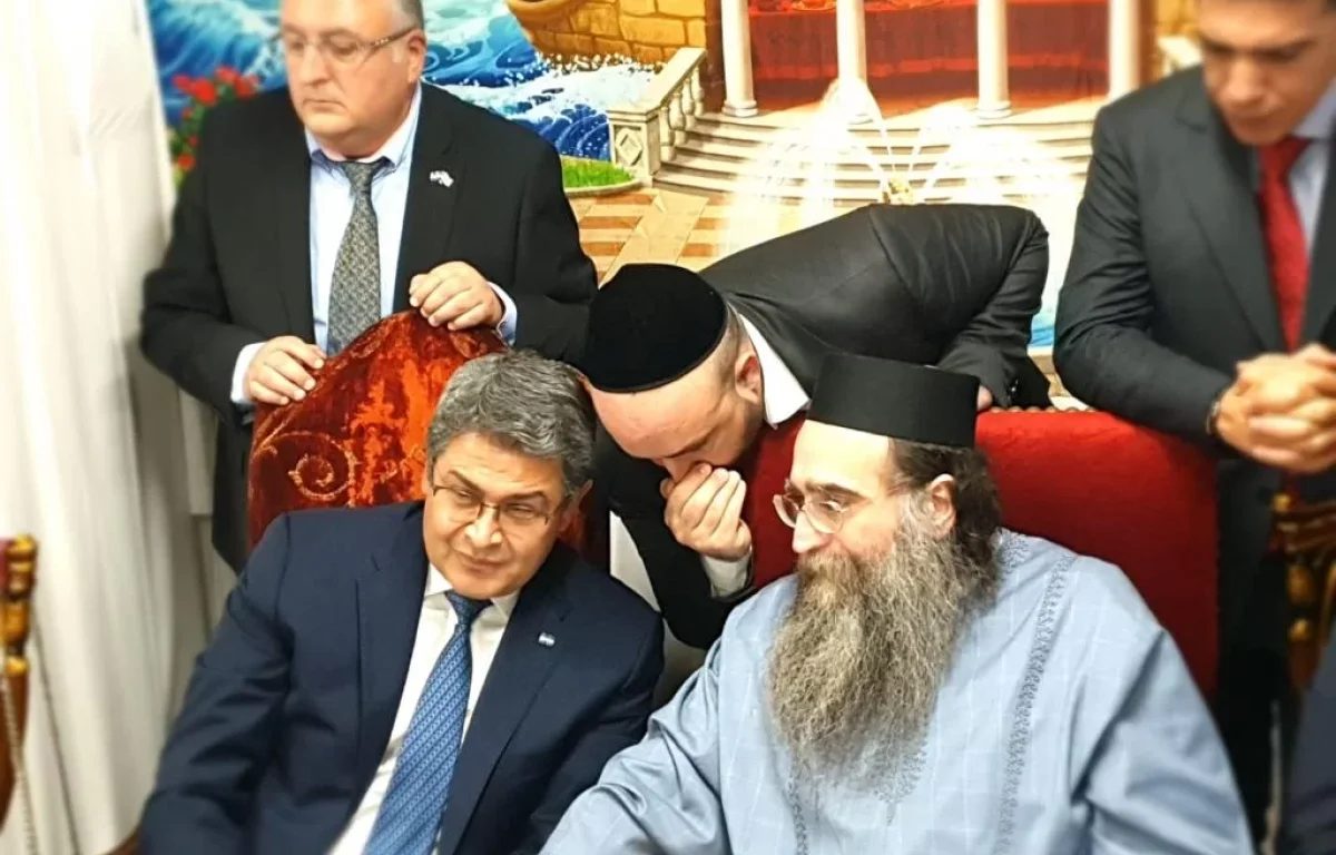 שמחת בית השואבה: אורחים חשובים ונשיא הגיעו לסוכת האדמו"ר 