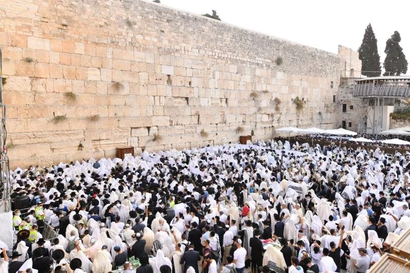 אלפים השתתפו הבוקר בברכת הכהנים השנייה ברחבת הכותל המערבי אלפים השתתפו הבוקר בברכת הכהנים השנייה ברחבת הכותל המערבי