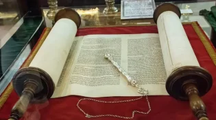 באורח נדיר: ספר תורה שהוברח דרך כנסייה הגיע לישראל