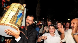 לראשונה: ההקפות המסורתיות של כפר חב"ד התקיימו באוויר