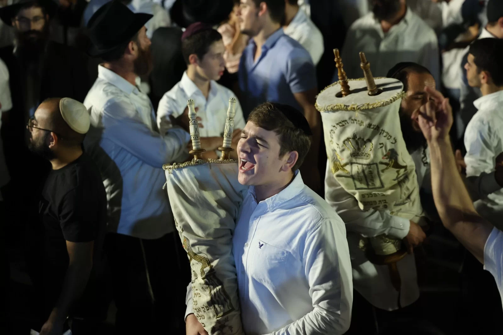 גלריה: מסורת של שמחה: אלפים השתתפו בהקפות שניות בכפר חב"ד 