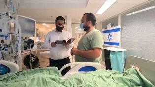 תיעוד נדיר: לימוד תורה ליד מיטתו של איציק סעידיאן