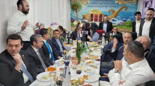 אשורר שירה לכבוד התורה: אישים חשובים הגיעו לסוכת האדמו"ר