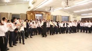 הקפות שניות בקרית מלך: הבחורים רקדו לצד ראש הישיבה הגר"י קרפ