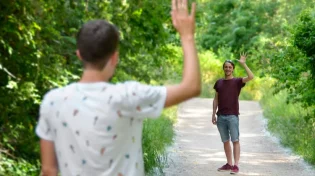 חינוך הילדים: "אל תנשקו ואל תכו"