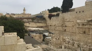 בניגוד לחוק: הרפורמים הבריחו ספר תורה לרחבת הכותל הבוקר