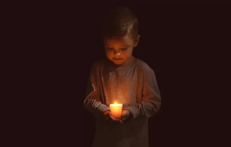 הילד הקטן שלא כיבה את הנר הילד הקטן שלא כיבה את הנר