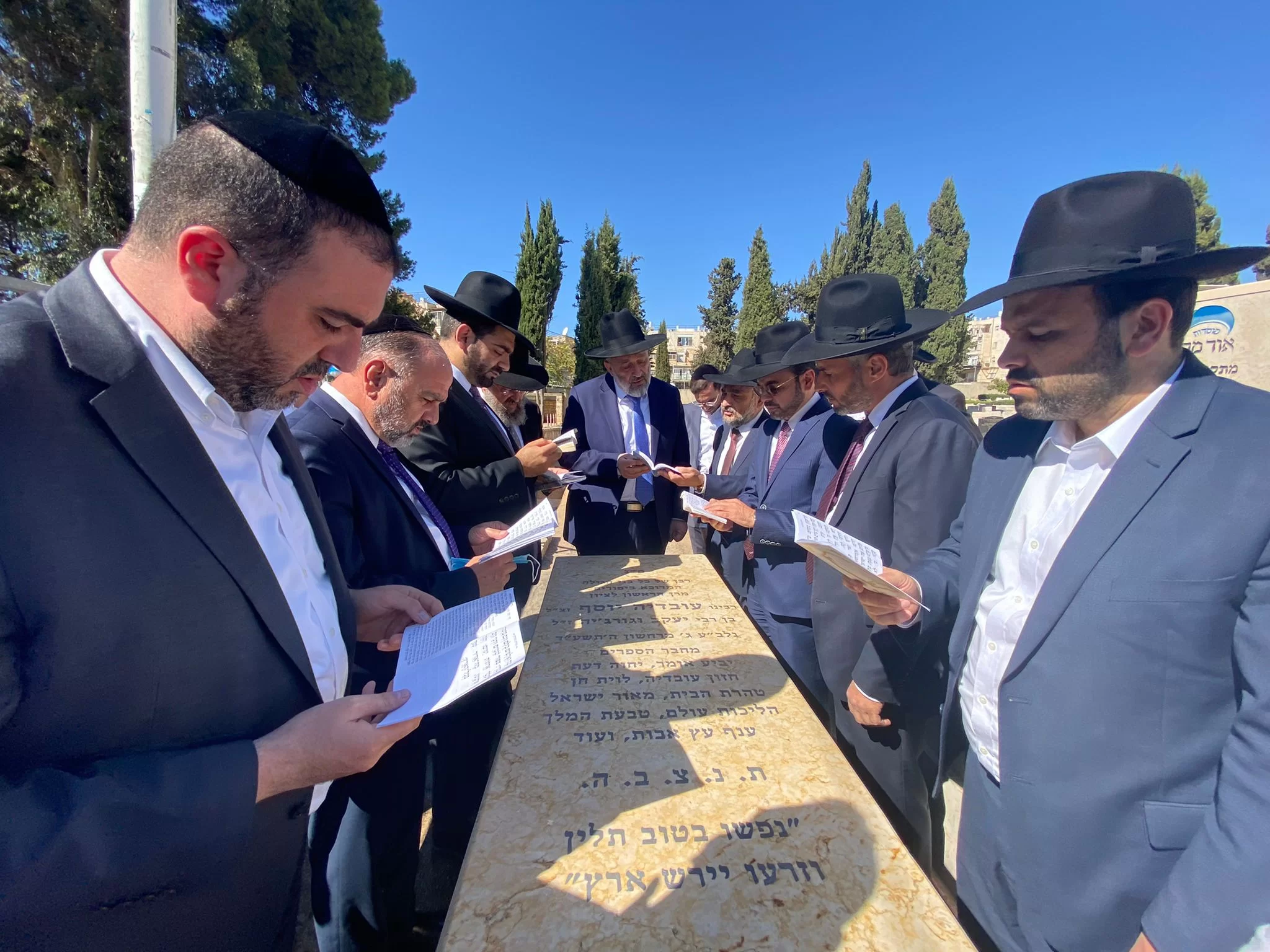 צפו: חברי הכנסת של ש"ס עלו לקברו של מרן זצ"ל לרגל ההילולה צפו: חברי הכנסת של ש"ס עלו לקברו של מרן זצ"ל לרגל ההילולה