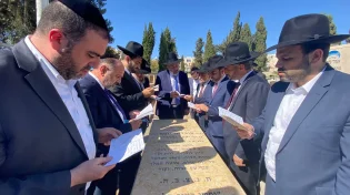 צפו: חברי הכנסת של ש"ס עלו לקברו של מרן זצ"ל לרגל ההילולה