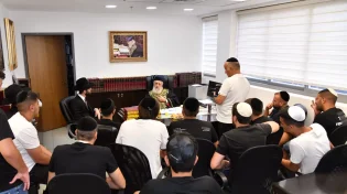 תלמידי הרב משה דיין בביקור בלשכתו של הראשל"צ הרב יצחק יוסף