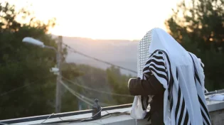 זו העסקה המשתלמת וכך תזכו שהקב"ה יתפלל עליכם. הרב שלום ארוש