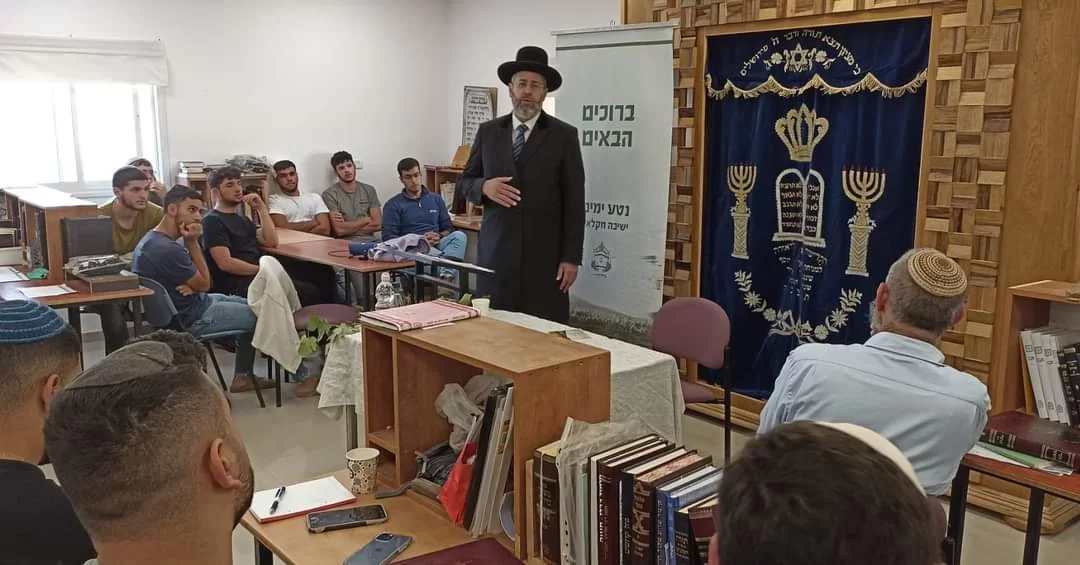 צפו: הרב הראשי לישראל הגאון רבי דוד לאו סייר בישובי הר חברון