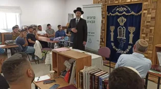 צפו: הרב הראשי לישראל הגאון רבי דוד לאו סייר בישובי הר חברון