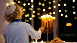 מתי מדליקים נר שמיני של חנוכה?
