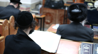באמצע הדרשה: הרב ניסים פרץ בשירה לבדו