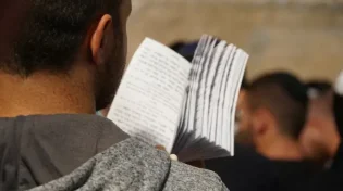 האם מותר לקרוא תהילים בלילה?