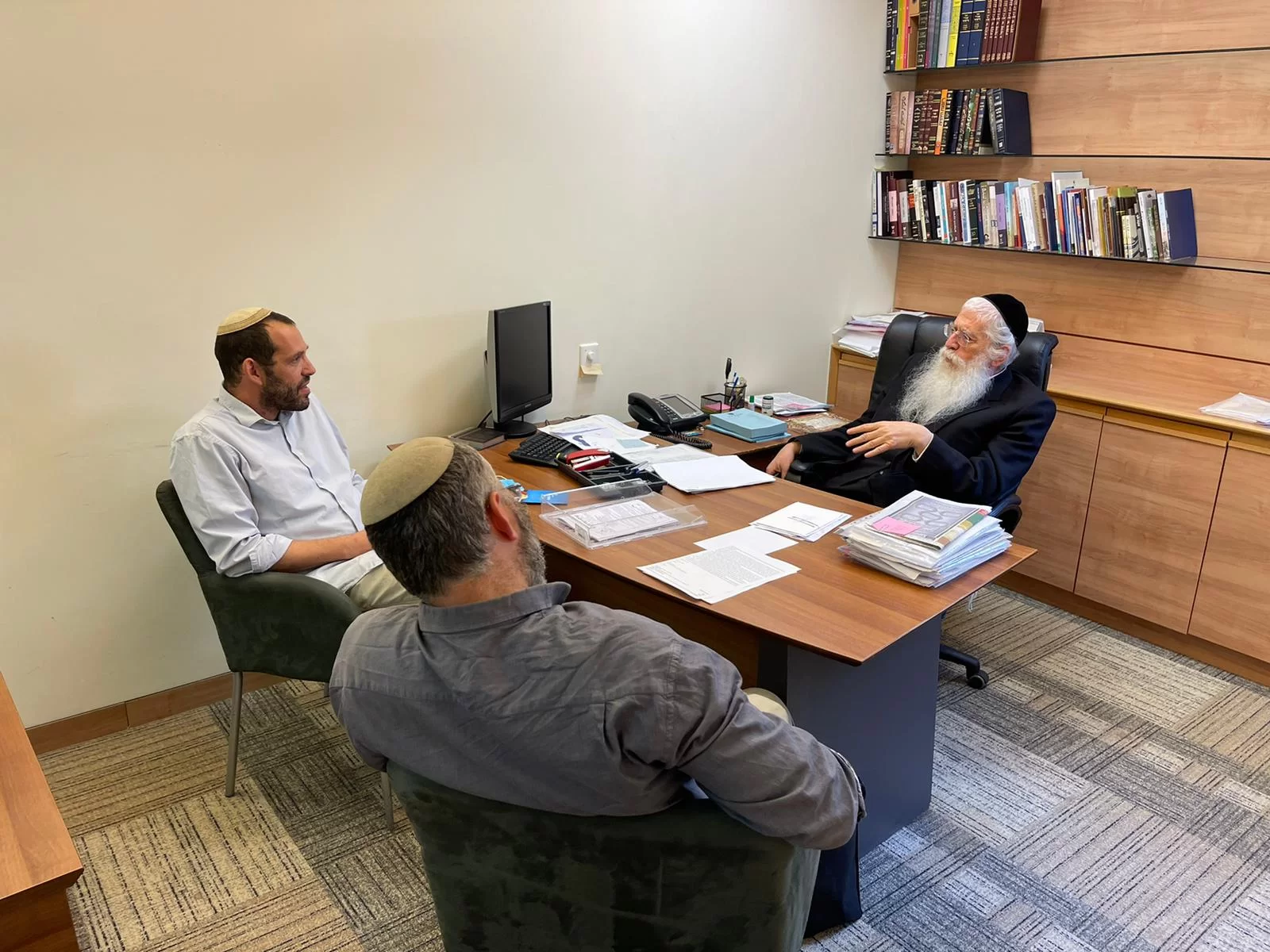 "מסר אחד נשמע מכולם", אומר מנכ"ל ליב"ה, "שהפעם באמת חייבים לעצור את ההשתלטות הרפורמית על קודשי ישראל וניסיונות הפגיעה שלהם במדינת ישראל. אם לא נעשה זאת עכשיו - חלילה יהיה מאוחר ובבוקר אחד נגלה מדינה אחרת, ללא זהות יהודית ועם רמיסה טוטאלית של המסורת היהודית שעליה נלחמנו אלפי שנים". כזכור, התנועות הרפורמיות והקונסרבטיביות מבקשות לנצל את הכנסת הנוכחית שבה חבר גלעד קריב, המשמש מחד כיו"ר ועדת חוקה ומאידך כראביי רפורמי. כמו"כ הממשלה הנוכחית העבירה תקציבי עתק המיועדים לתנועות הרפורמיות והקונסרבטיביות, ולפעילותן ברחבת הכותל הדרומי, תוך חילול המקום, בניגוד להלכה היהודית ולמסורת. "מסר אחד נשמע מכולם", אומר מנכ"ל ליב"ה, "שהפעם באמת חייבים לעצור את ההשתלטות הרפורמית על קודשי ישראל וניסיונות הפגיעה שלהם במדינת ישראל. אם לא נעשה זאת עכשיו - חלילה יהיה מאוחר ובבוקר אחד נגלה מדינה אחרת, ללא זהות יהודית ועם רמיסה טוטאלית של המסורת היהודית שעליה נלחמנו אלפי שנים". כזכור, התנועות הרפורמיות והקונסרבטיביות מבקשות לנצל את הכנסת הנוכחית שבה חבר גלעד קריב, המשמש מחד כיו"ר ועדת חוקה ומאידך כראביי רפורמי. כמו"כ הממשלה הנוכחית העבירה תקציבי עתק המיועדים לתנועות הרפורמיות והקונסרבטיביות, ולפעילותן ברחבת הכותל הדרומי, תוך חילול המקום, בניגוד להלכה היהודית ולמסורת.