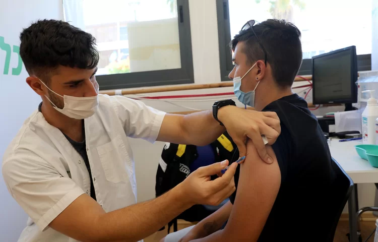 מחקר ענק של כללית: יעילות של 90% במניעת הדבקה בקרב בני נוער מחקר ענק של כללית: יעילות של 90% במניעת הדבקה בקרב בני נוער