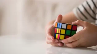 האם מותר לשחק בקוביה הונגרית בשבת?